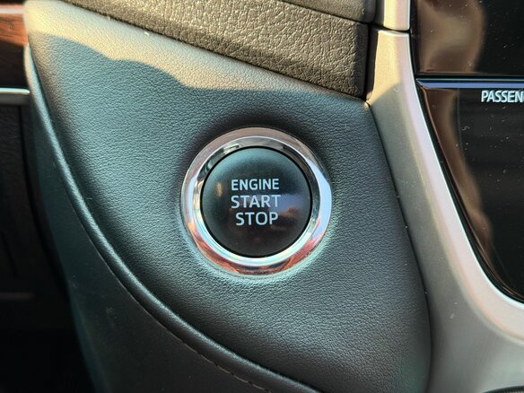 2015 Toyota Land Cruiser 200 Series Рестайлинг 2, чёрный, 4599000 рублей - вид 32