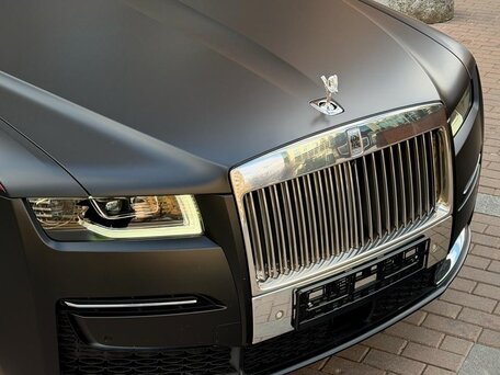 2023 Rolls-Royce Ghost Black Badge II (Series I), чёрный, 31050000 рублей, вид 2