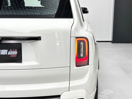 2026 Rolls-Royce Cullinan Black Badge I Рестайлинг (Series II), белый, 51600000 рублей, вид 3