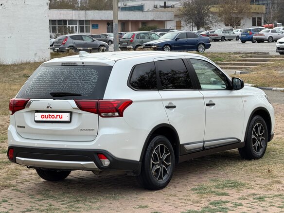 2017 Mitsubishi Outlander III Рестайлинг 2, белый, 1595000 рублей - вид 6