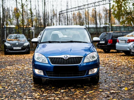 2013 Skoda Fabia II Рестайлинг, синий, 813000 рублей, вид 3