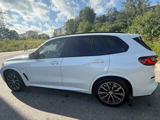 2020 BMW X5 40i IV (G05/G18), белый, 7100000 рублей, вид 4