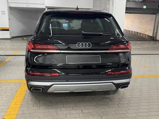 2026 Audi Q7 50 TDI II (4M) Рестайлинг 2, серый, 14900000 рублей, вид 4