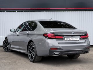 2021 BMW 5 серии 530d xDrive VII (G30/G31/G38) Рестайлинг, серый, 6997000 рублей, вид 4