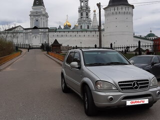 2001 Mercedes-Benz M-Класс 320 I (W163) Рестайлинг, серебристый, 700000 рублей, вид 3