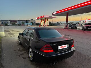 2004 Mercedes-Benz C-Класс 240 II (W203) Рестайлинг, чёрный, 700000 рублей, вид 2