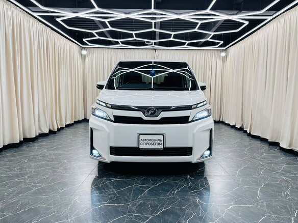 2018 Toyota Voxy III (R80) Рестайлинг, белый, 2199999 рублей - вид 9