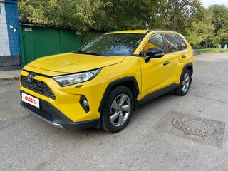 2019 Toyota RAV4 V (XA50), жёлтый, 2900000 рублей, вид 2