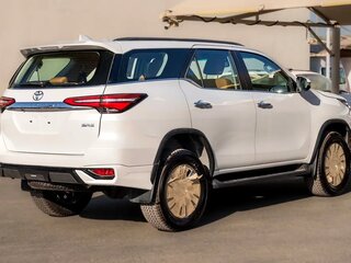 2026 Toyota Fortuner II Рестайлинг, белый, 7542946 рублей, вид 3