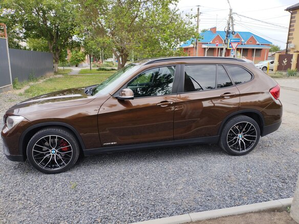 2013 BMW X1 20i I (E84) Рестайлинг, коричневый, 1360000 рублей - вид 4