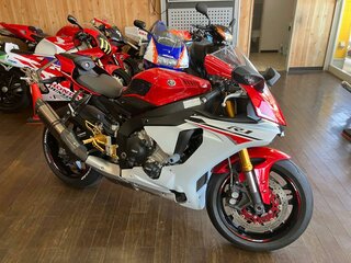 2015 Yamaha YZF-R1, красный, 1677000 рублей, вид 2