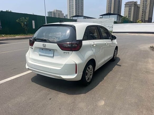 2023 Honda Fit IV Рестайлинг, белый, 1100000 рублей - вид 5
