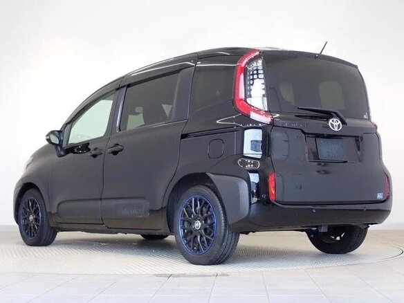 2023 Toyota Sienta III, чёрный, 1350000 рублей - вид 5