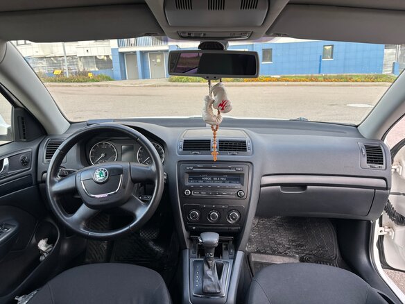 2011 Skoda Octavia II (A5) Рестайлинг, белый, 700000 рублей - вид 6