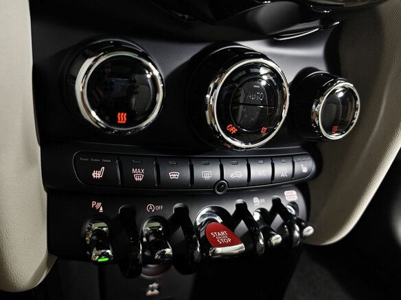 2021 Mini Hatch Cooper S III (F55/F56) Рестайлинг, чёрный - вид 17