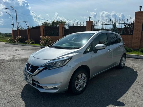 2020 Nissan Note II Рестайлинг, серебристый, 810000 рублей, вид 3