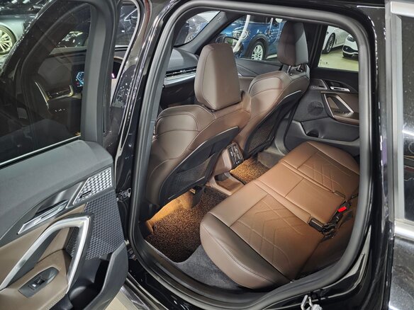2023 BMW X1 18d sDrive III (U11/U12), чёрный, 4750000 рублей - вид 2