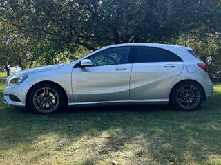 2015 Mercedes-Benz A-Класс 180 III (W176), серебристый, 1390000 рублей, вид 3