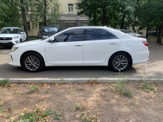 2017 Toyota Camry VII (XV50) Рестайлинг, белый, 2700000 рублей, вид 5