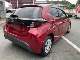 2021 Toyota Yaris IV, пурпурный, 1100000 рублей, вид 2