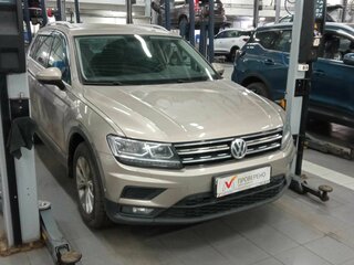 2017 Volkswagen Tiguan II, бежевый, 2058970 рублей, вид 2