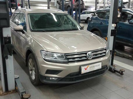 2017 Volkswagen Tiguan II, бежевый, 2058970 рублей, вид 2