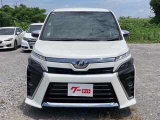 2021 Toyota Voxy III (R80) Рестайлинг, белый, 1975000 рублей, вид 2
