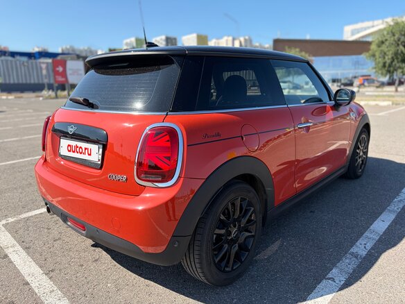 2021 Mini Hatch Cooper III (F55/F56) Рестайлинг, оранжевый - вид 2