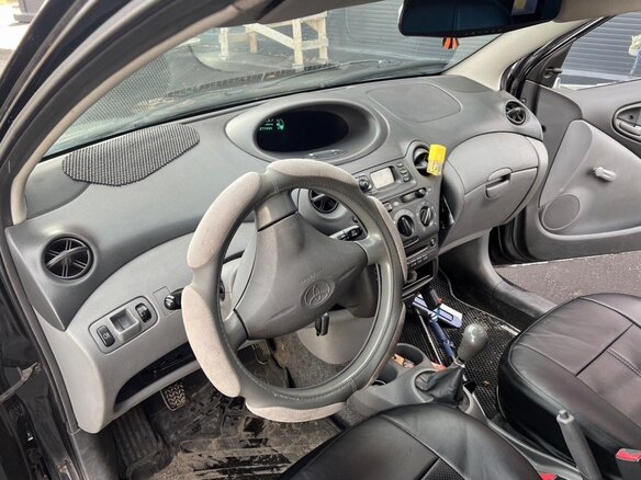 2000 Toyota Yaris I, чёрный - вид 3