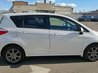 2011 Toyota Ractis II, белый, 1080000 рублей, вид 2