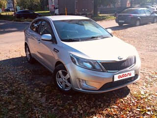 2013 Kia Rio 4-speed III, серебристый, 900000 рублей, вид 1