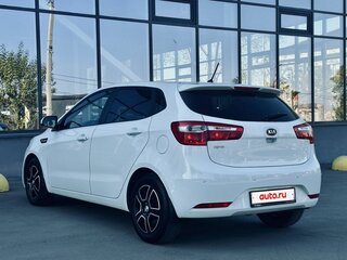 2013 Kia Rio 4-speed III, белый, 879000 рублей, вид 5