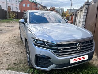 2019 Volkswagen Touareg III, серебристый, 5000000 рублей, вид 1