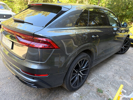 2022 Audi Q8 55 TFSI I (4M), серый, 8990000 рублей, вид 4