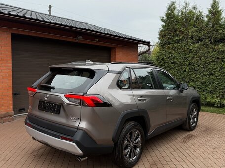 2024 Toyota RAV4 V (XA50), коричневый, 3500505 рублей, вид 4