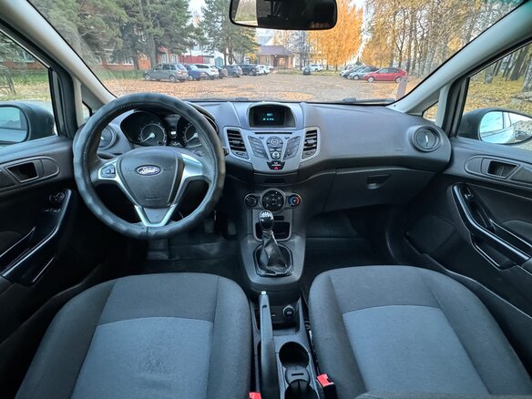 2017 Ford Fiesta Mk6 Рестайлинг, серый, 595000 рублей - вид 9