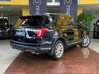 2018 Ford Explorer V Рестайлинг 2, чёрный, 2950000 рублей, вид 3