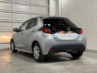 2023 Toyota Yaris IV, серебристый, 846911 рублей, вид 5