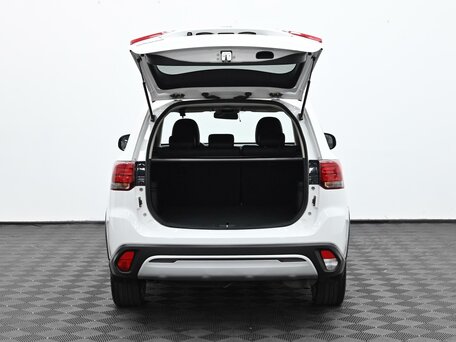2020 Mitsubishi Outlander III Рестайлинг 3, белый, 2015000 рублей, вид 5