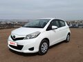 2014 Toyota Vitz III (XP130) Рестайлинг, белый, 999999 рублей