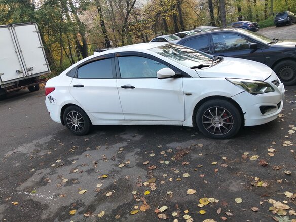 2015 Hyundai Solaris I Рестайлинг, белый, 400000 рублей - вид 2