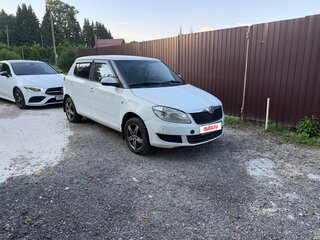 2011 Skoda Fabia II Рестайлинг, белый, 360000 рублей, вид 2