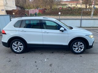 2021 Volkswagen Tiguan II Рестайлинг, белый, 3690000 рублей, вид 4