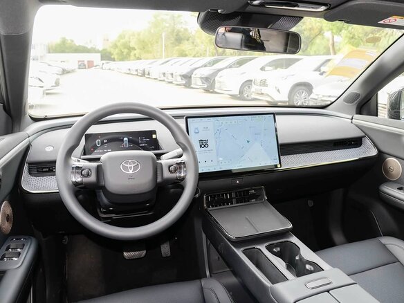 2026 Toyota bZ3X 58.3 kWh, серый, 2650000 рублей - вид 4
