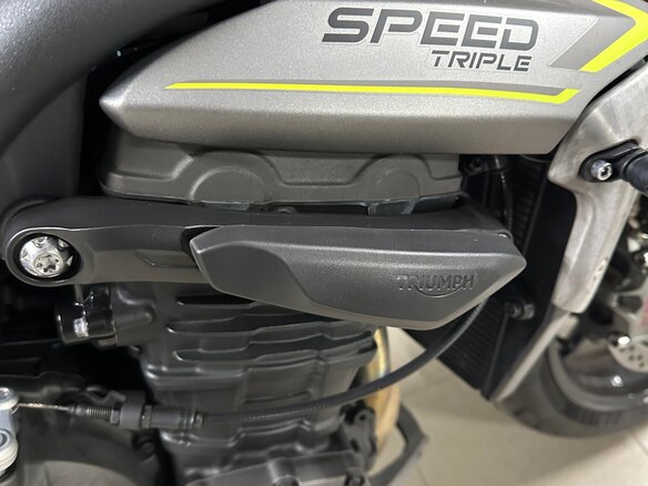 2021 Triumph Speed Triple, серый, 1250000 рублей - вид 6