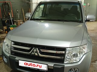 2010 Mitsubishi Pajero IV, серебристый, 2000000 рублей, вид 2