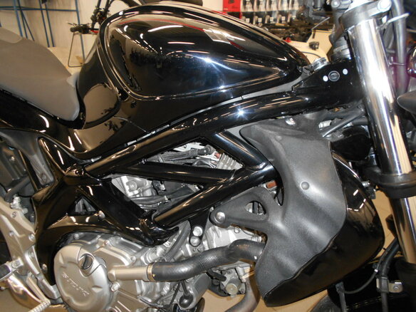 2013 Suzuki SFV 400 Gladius, чёрный, 390000 рублей - вид 11