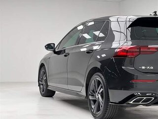 2023 Volkswagen Golf VIII, чёрный, 1750000 рублей, вид 5