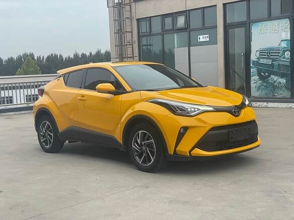 2022 Toyota C-HR I Рестайлинг, жёлтый - вид 2