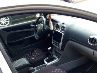 2010 Ford Focus II Рестайлинг, серебристый, 490000 рублей, вид 4